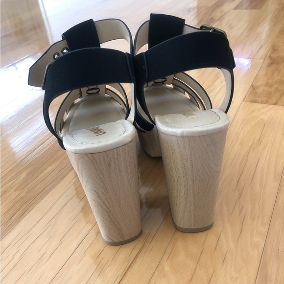 NWOT beige heel sandals with black straps - Picture 4 of 5